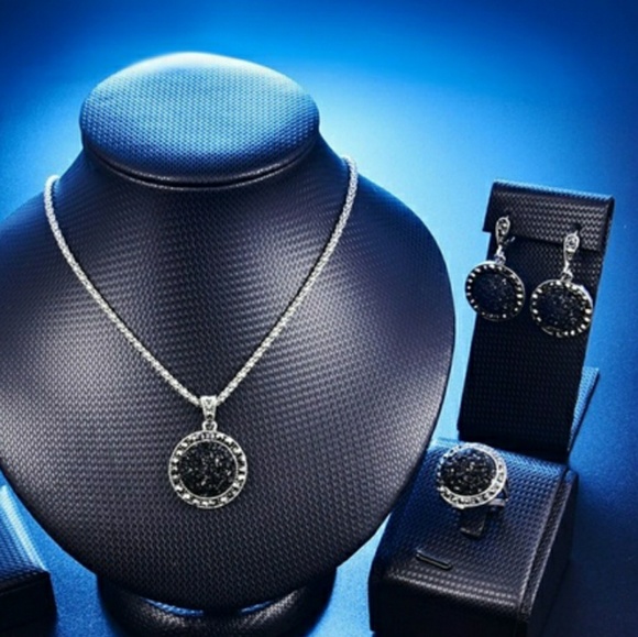 Jewelry - New crushed stone Resin Black jewelry set